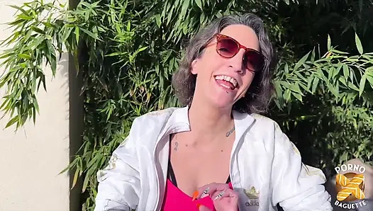 Güzel esmer Lena iki yarakla sikiliyor