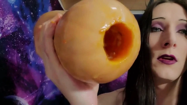 Şişman yaraklı güzel seksi bir meyveyi sikiyor
