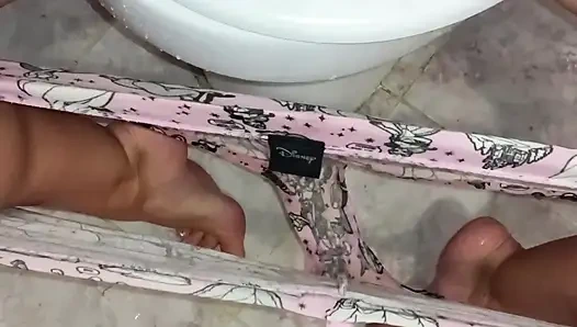 Yakın çekim azgın ıslak amcık işiyor parmaklıyor