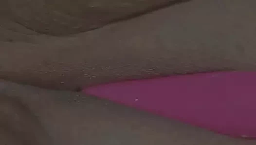 İri güzel kadın vibratörle mastürbasyon yapıyor