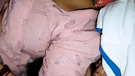 Bakire kız arkadaş göğüslerini kucaklıyor ilk kez sikişiyor