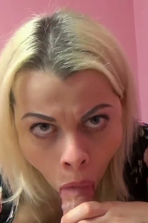 Büyük memeli Nadia Logan'ın sikini sikiyor