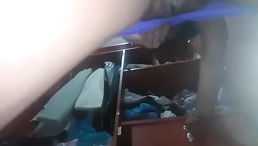 Ep10 Desi üvey anne üvey oğlunun kamerasını buldu ve amcığını görmek için onu soyunuyor amcık gösterisi yatakta yatmaya başlıyor göğüslerini sikiyor