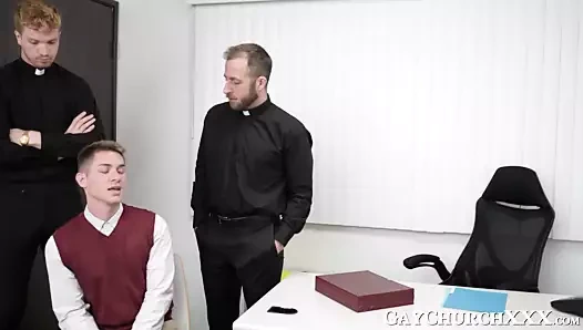 Yaramaz sunak oğlan yapay penis delinmiş ve 3way çarptım eyersiz