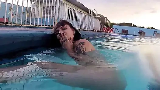 Azgın, havuzda çıplak yüzer.