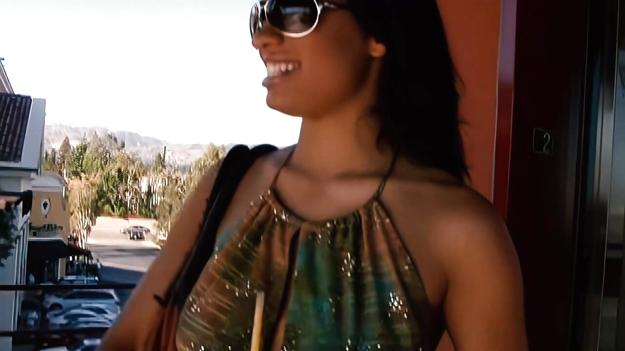 Aliana Love küçük bir siyah macera yaşıyor