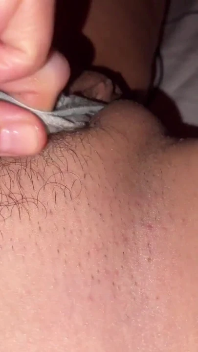 Tombul, çok kıllı amcığımla oynamamı ve klitoral orgazm olmamı izle. | Klip 1