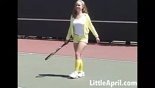 Seksi genç kız küçük April tenis oynuyor