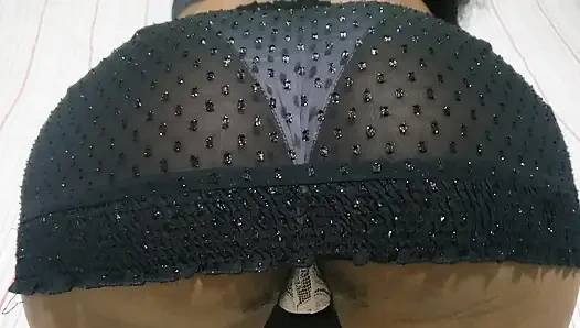 Ateşli esmer minyon kız sıkı amcığını göstermek için külotlu ateşli bir elbise içinde