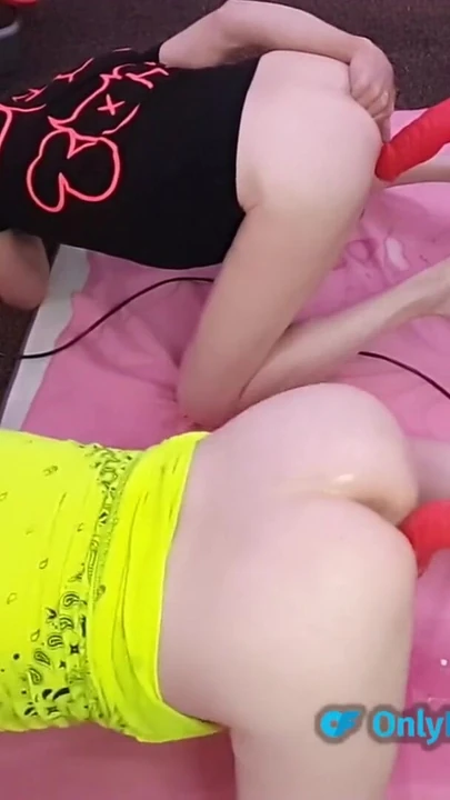 Обязательный для просмотра момент из "Двойной трах-машины развлечение с большими дилдо и 2 трах-машинами"