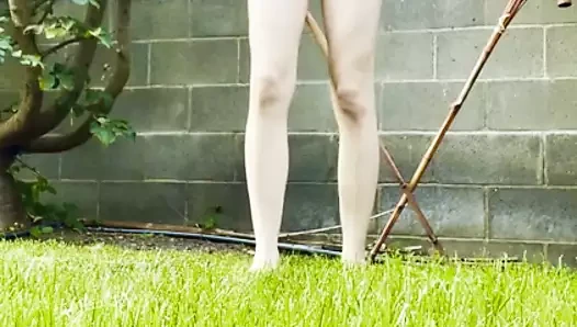 Beyaz kız arka bahçeye işiyor