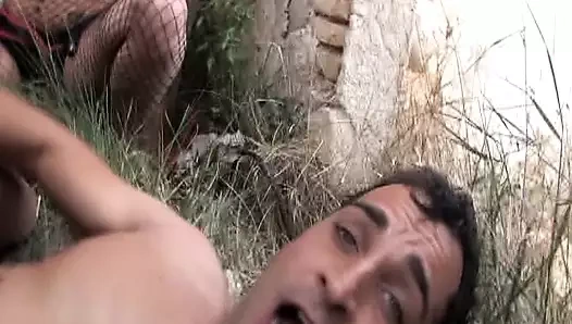 Şanslı adam iki çarpıcı Fransız sürtükle açık havada anal üçlü seks yapıyor