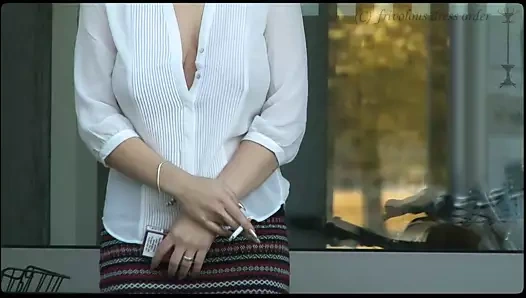 Bol bir bluzla sigara içmek