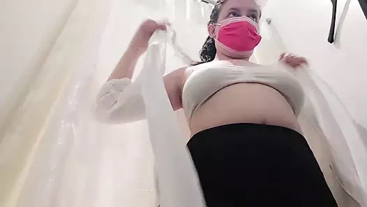 İtalyan üvey annen Nicoletta bir giyim mağazasında soyunuyor