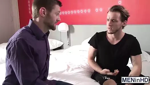 Colton Grey ateşli bir ribaundlu adamın götünü sikiyor Jordan Easton