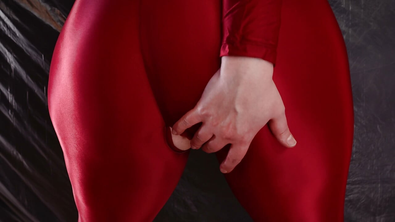 Orta yaşlı seksi üvey anne seni taytla baştan çıkarıyor