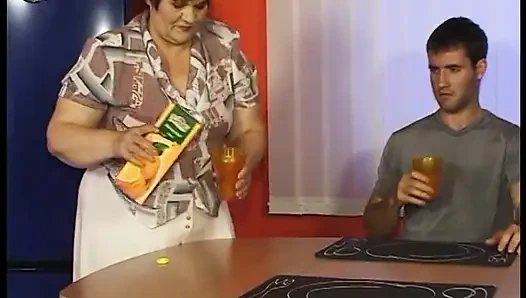 Olgun iri güzel kadın memeyle muamele çekiyor ve çeşitli pozlarda sikiliyor