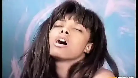 Seksi hatun büyük göğüslerini ve amını büyük yaraklı bir adama siktiriyor