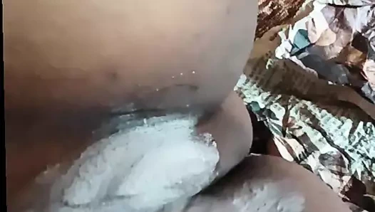 Seksi Ritu yenge Hintçe sesli seks yaptıktan sonra erkek arkadaşı için amını tıraş ediyor