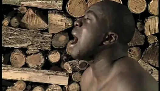 Bu zenci kız götüne büyük zenci yarağı alarak boşalıyor