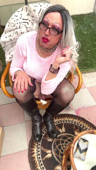 Sigara içen fetiş trans marilyn aşıklar açık havada büyük memelerini teşhir ediyor | Klip 1
