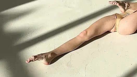 Çok kısa şortlu sabah yogası