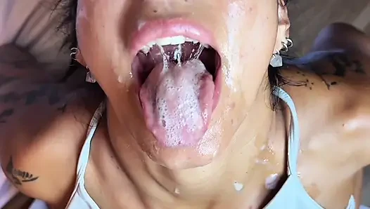 Sabah kızı kahveden önce ağzıyla sikilmeyi seviyor - seksi esmer latin sert göt sikişi yapıyor ve bakış açısıyla sakso çekiyor