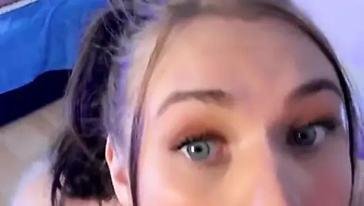 Omg! Onun büyük yarağını emmeyi çok seviyorum