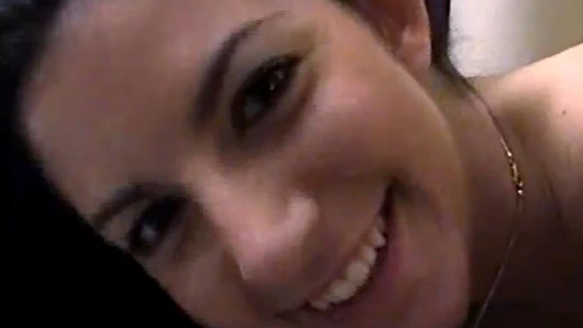 Üniversiteli bir genç kız, genç bir arzu vizyonu, küçük bir yarak istiyor