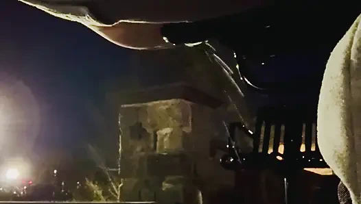 Kalabalık bir halka açık alanda işiyor