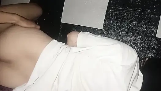 Asyalı bakirenin pürüzsüz götünü sikiyor