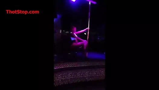 İki seksi genç kız şanslı bir arkadaş ayartmak