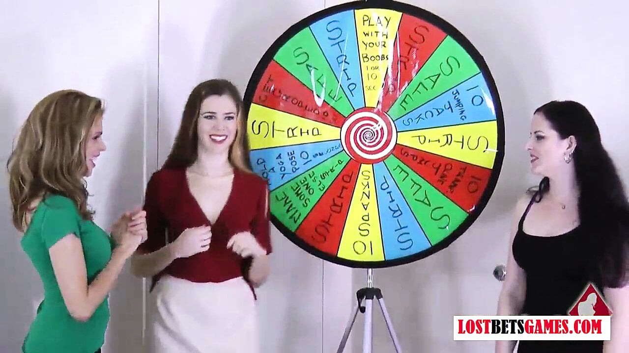3 çok güzel kız bir striptiz oyunu oynuyor çarkı döndürüyor