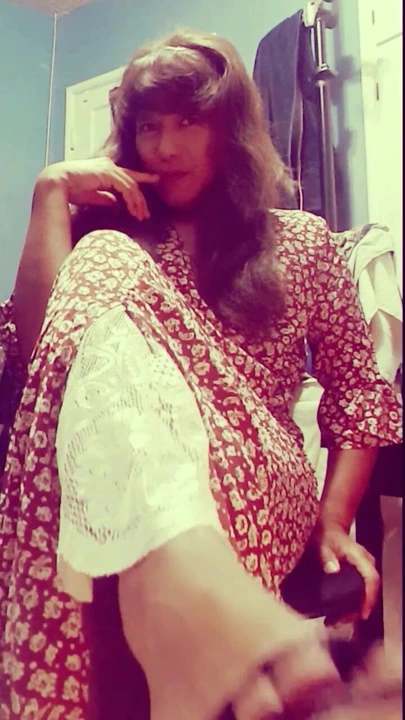 Bayan jhazmeena orta topuklu sandaletleriyle azdırıyor