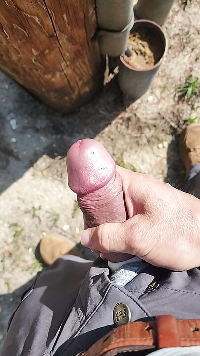 Ateşli sert kalın halkalı kıskaçlı mantarlı yarak açık havada zonkluyor