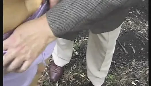 Tatlı genç kız yaşlı adamın yarağını emiyor ve sikiliyor