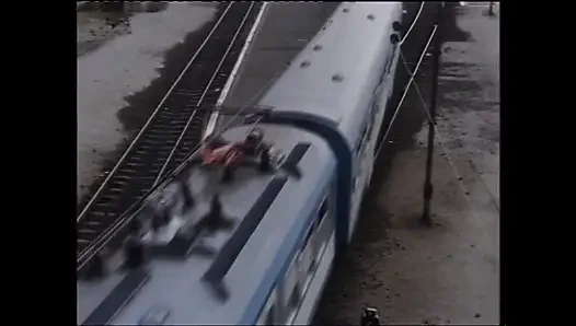 At kuyruğu bu sarışını büyülüyor