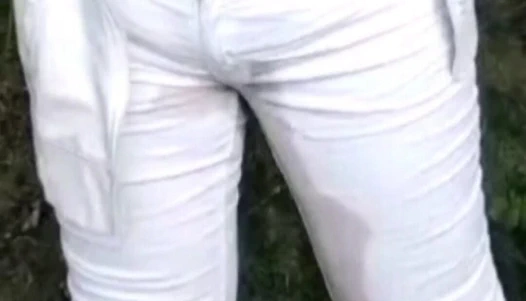 Açık havada işiyor