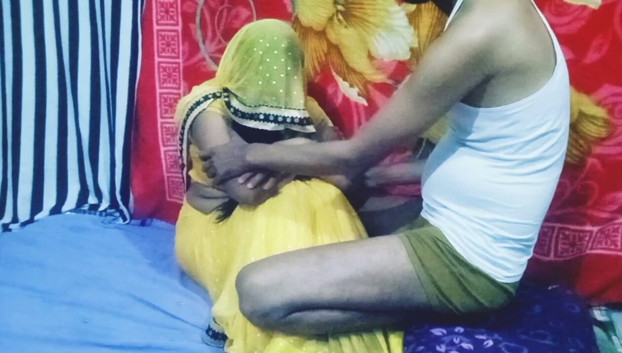 Suhag Raat kutladı ve sıcak desi bhabhi ile takıldı