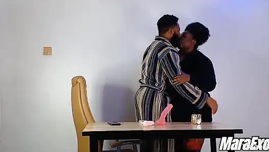 Patlayıcı fışkırtma orgazmı ve altın duşlar. Sırılsıklam ıslak amcık ve büyük sert yarak