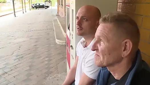 Tuvalette bir yabancıyla ateşli üçlü sikiş