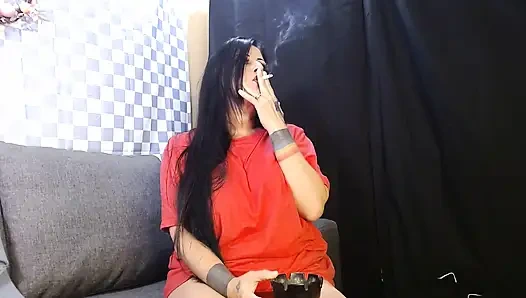 Külot ve tişört sigara içiyor