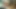 Dik memeli güzel kız aurora snow havuzun yanında muzlu yoğurt alıyor