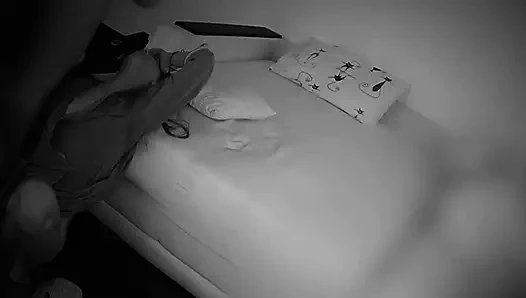 Gerçek aldatan evli kadın kocası yanında dinlenirken arkadaşıyla kanepede sikişiyor.