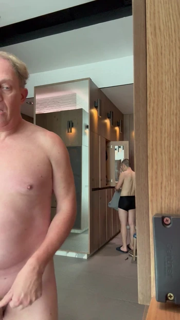 Дрочу в раздевалке