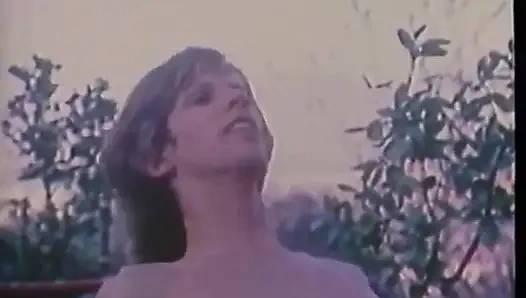 Eşcinsel sarışın adam biniyor, mastürbasyon yapıyor ve sarışın adamla sikişiyor