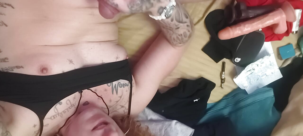 Travesti sıkı amcıktaki oyuncaklarla iki yarağı birden alıyor