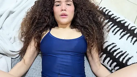 Güzel kıvırcık saçlı üvey kız kardeşim yarağımı emmek için ısrar ediyor ve sonra beni çaresizce sikiyor