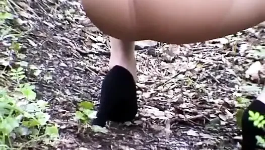 Yavru kedi açık havada işiyor