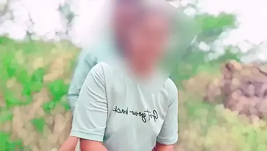 Hintli ateşli mülk satıcısı arazi satın almak için ormana gidiyor, ancak Medam büyük yarak için çok korkunç ve arazi sahipleri tarafından sikişiyor